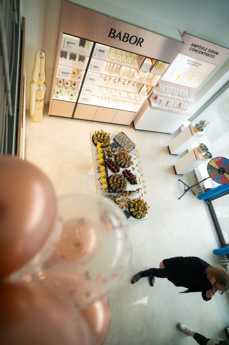 Ein Verkaufsstand mit vielen Produkten und einer dekorativen Wand im Hintergrund.