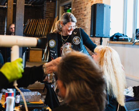 Frauen in lässiger Umgebung unterhalten sich, Lächeln und freundliche Gesten.