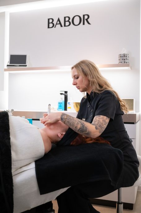 Eine kosmetische Behandlung bei Babor, Therapeutin arbeitet an einem entspannten Kunden.